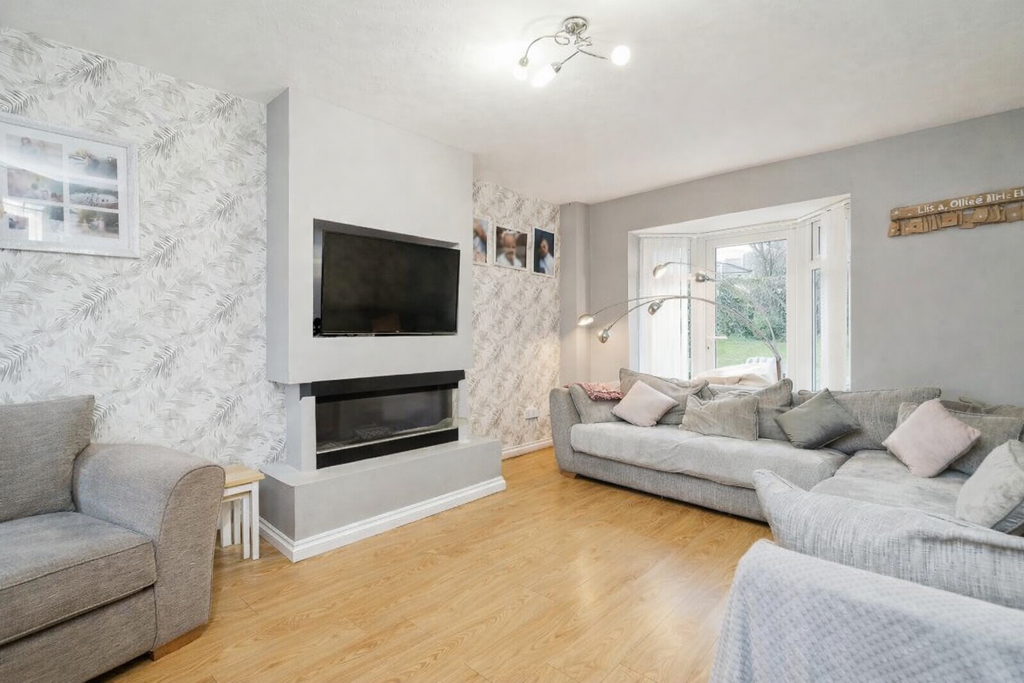 Property photo 2 of 19 Picture No. 23