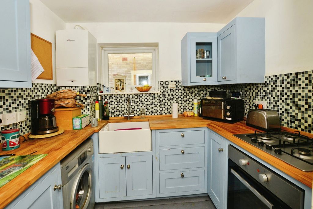 Property photo 2 of 11 Kitchen