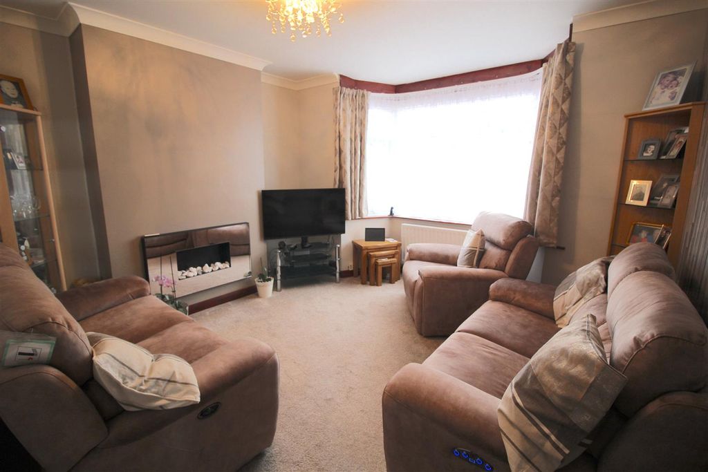 Property photo 2 of 11 Lounge