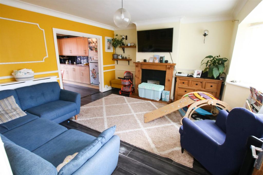 Property photo 2 of 16 Lounge