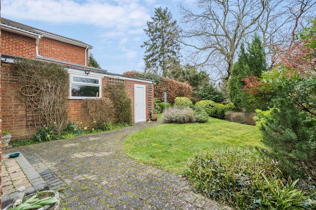 Property photo 2 of 18 Garden