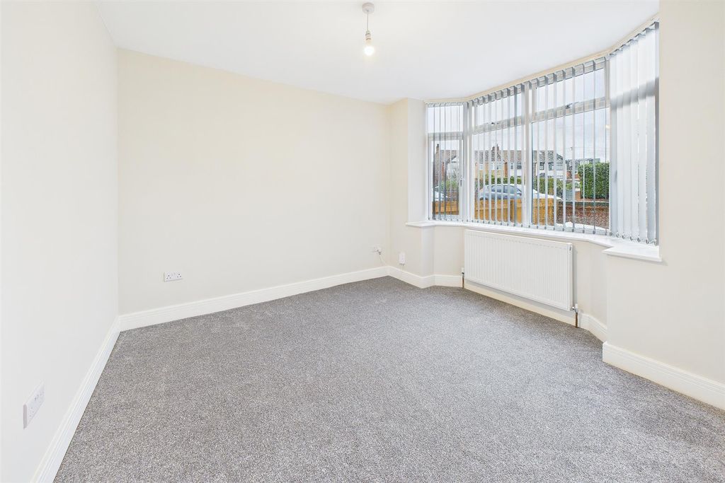 Property photo 3 of 7 Lounge