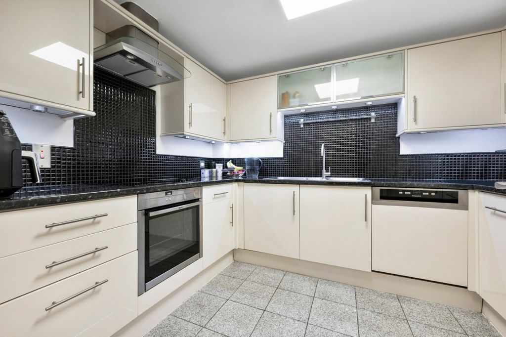 Property photo 3 of 24