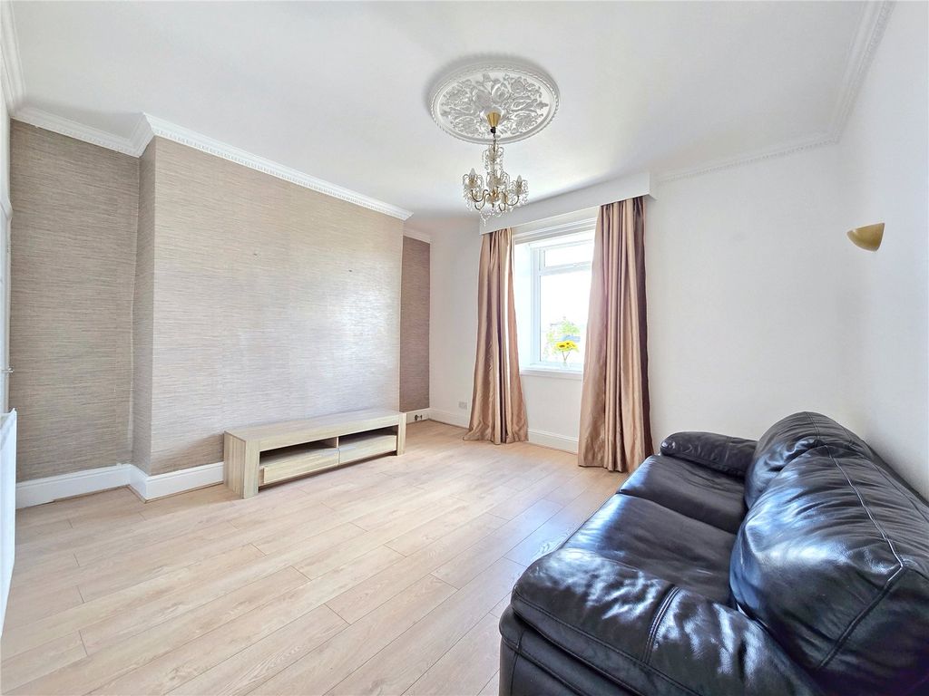 Property photo 3 of 18 Lounge