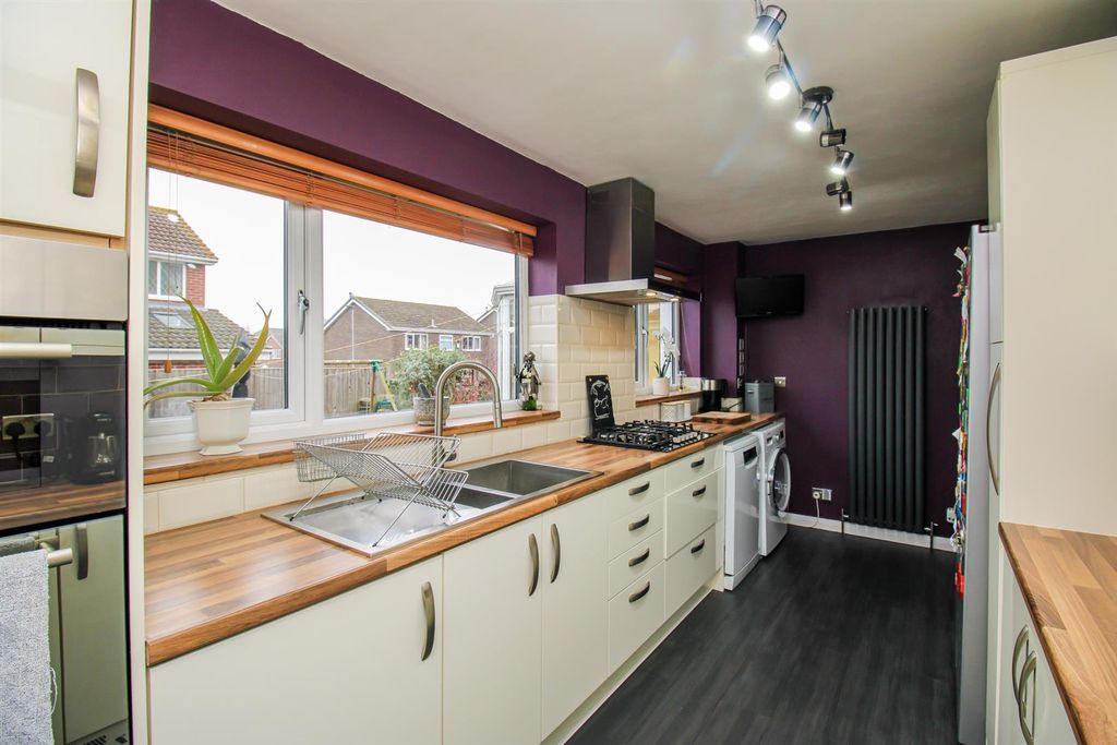 Property photo 3 of 20 Kitchen