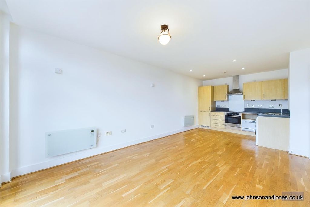 Property photo 3 of 10 5 Reception Room.Jpg