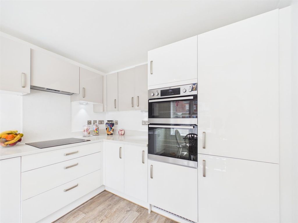 Property photo 3 of 11 Kitchen