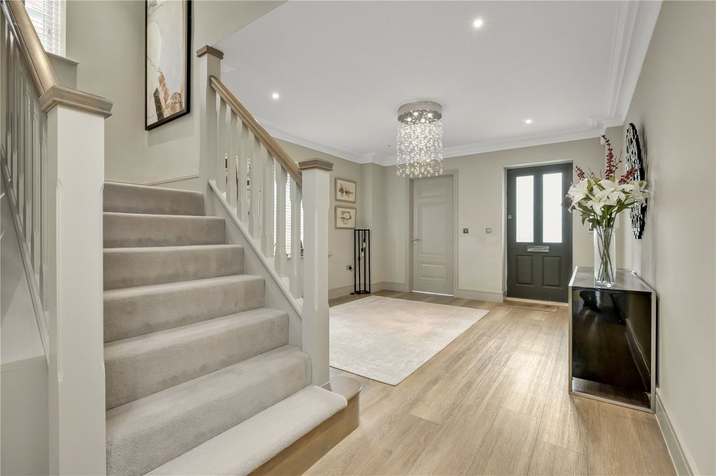 Property photo 2 of 11 Entrance Hall