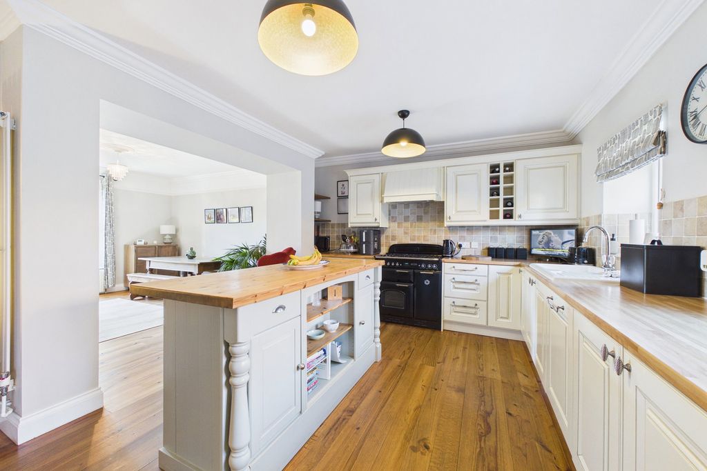 Property photo 2 of 31