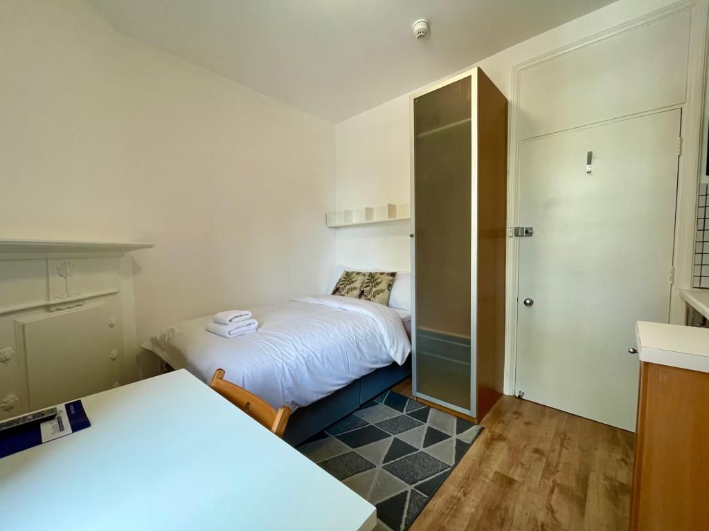 Property photo 1 of 8 Single Studio Apartment To Rent