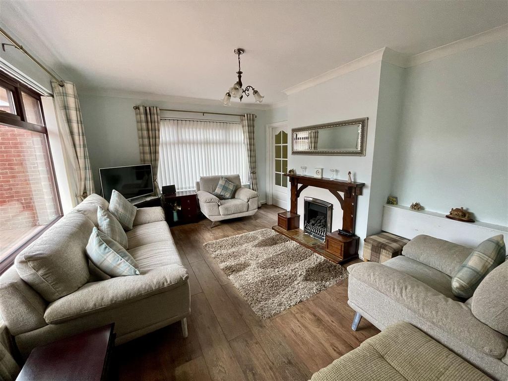 Property photo 2 of 18 Lounge