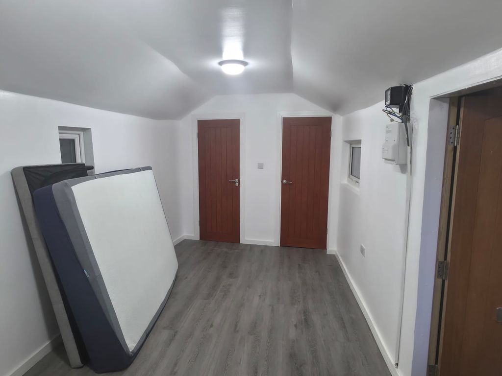 Property photo 1 of 6 Newly Refurbished One Bedroom/Studio Flat - Bills Included