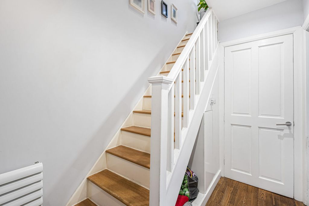 Property photo 2 of 19 Hallway