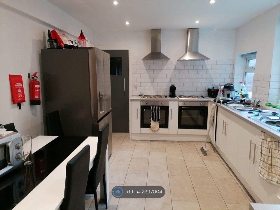 Property photo 3 of 16 Kitchen