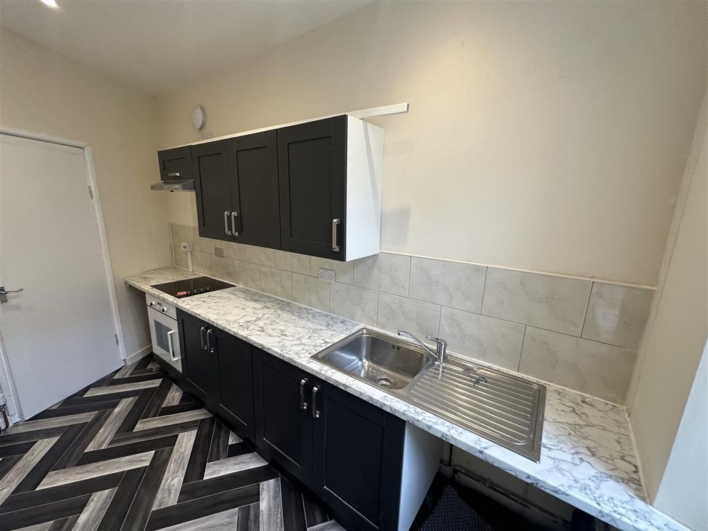 Property photo 3 of 8 Kitchen