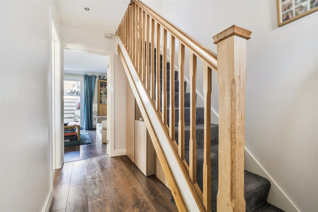 Property photo 2 of 19 Entrance Hall