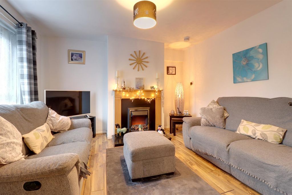 Property photo 3 of 13 Lounge