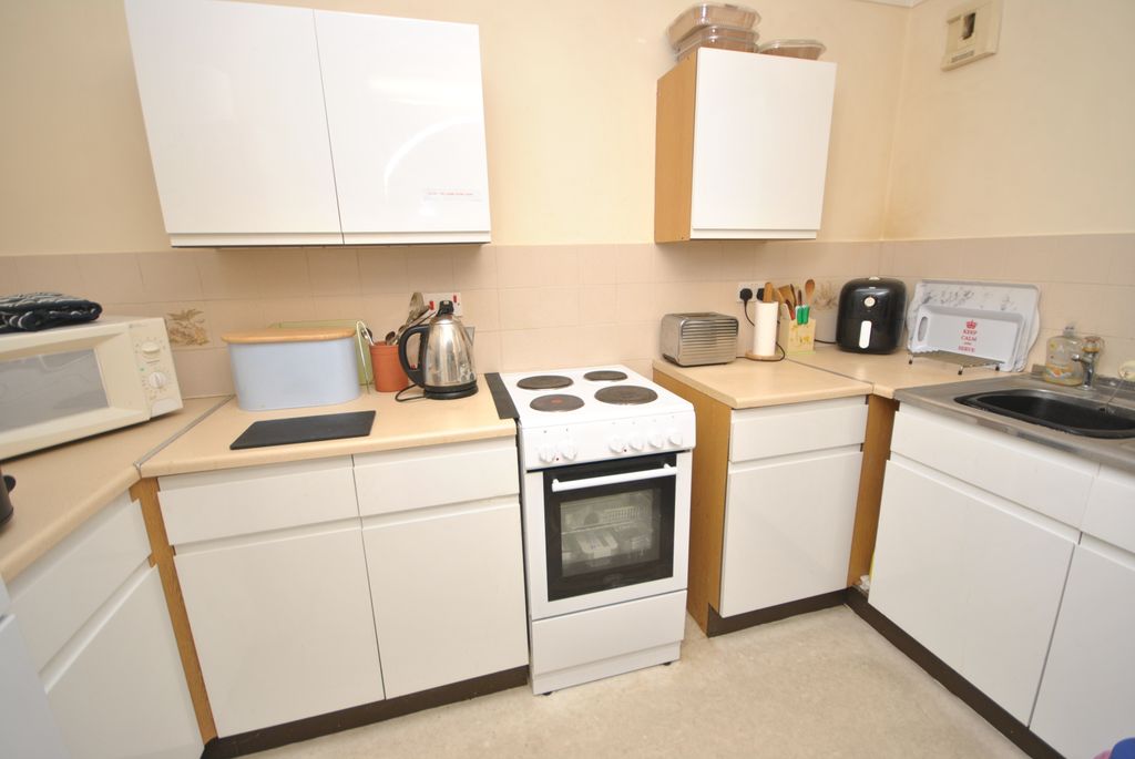 Property photo 3 of 10 Kitchen