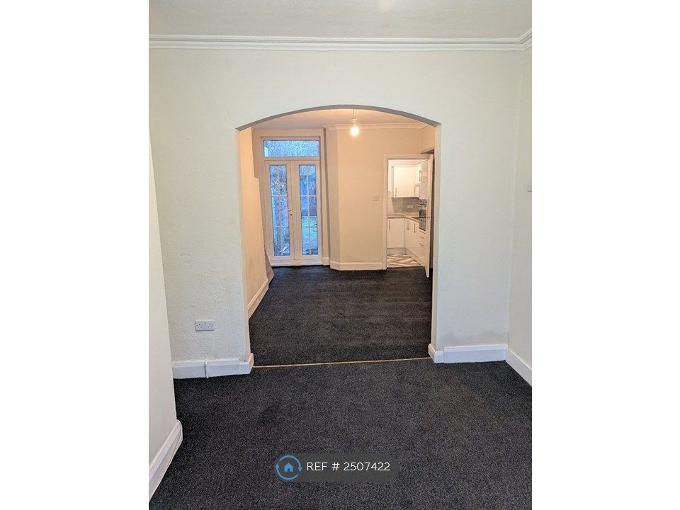 Property photo 3 of 11 Through Lounge Access To Garden