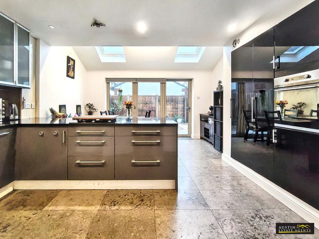 Property photo 2 of 18 Kitchen