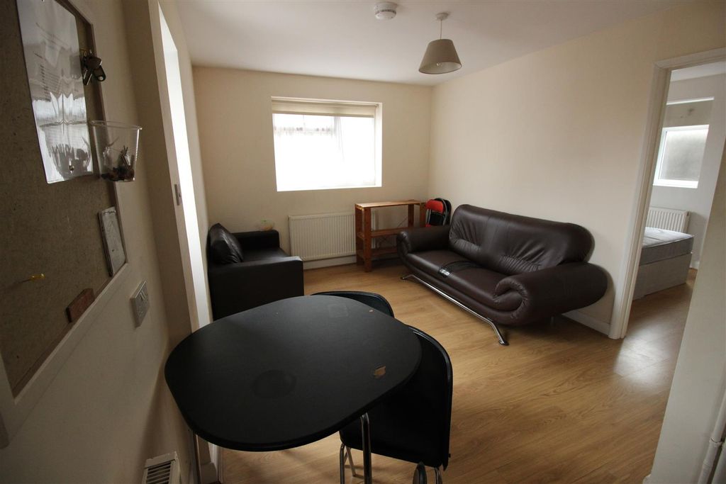 Property photo 3 of 18 71 R liv.Jpg