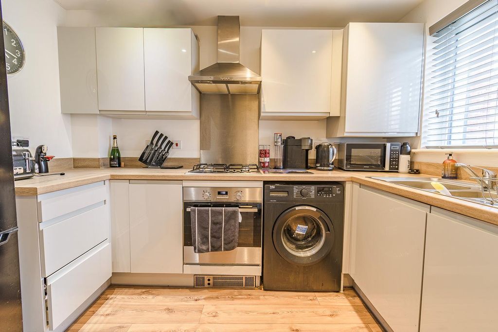 Property photo 3 of 16 Kitchen