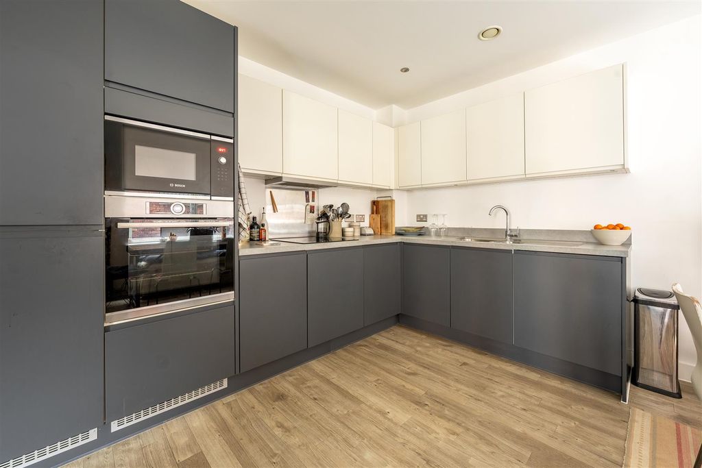 Property photo 2 of 22 Adansbeck Court, E3