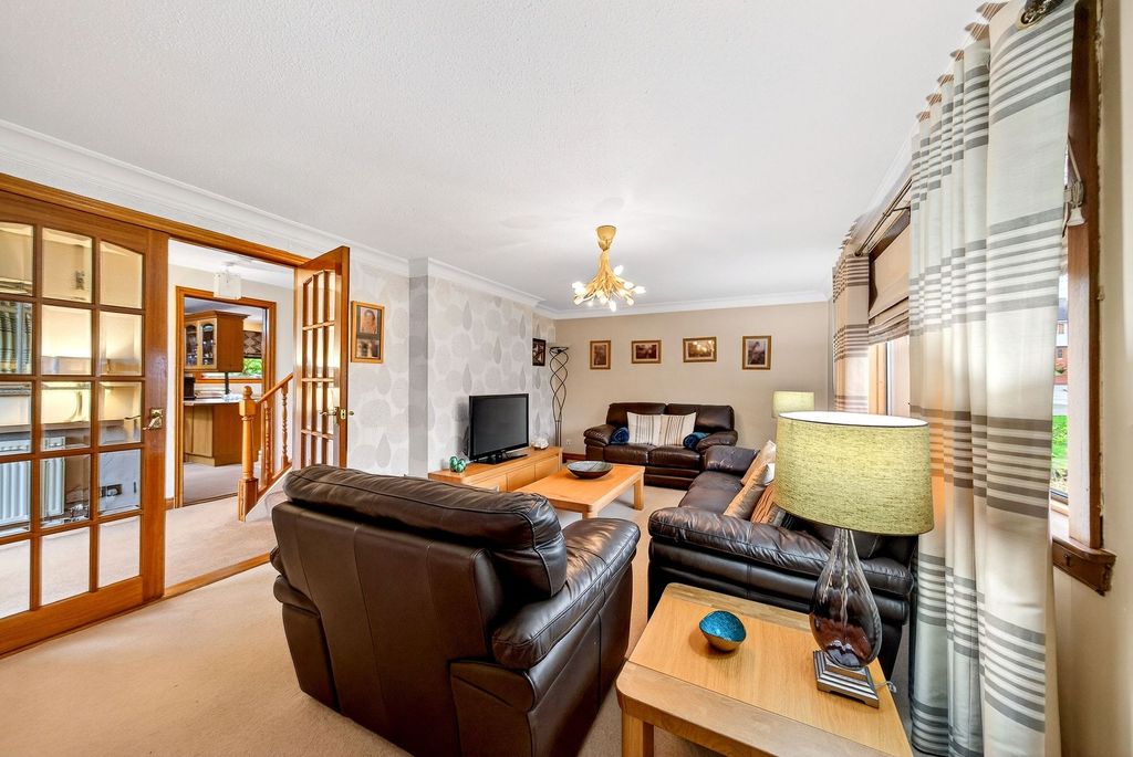 Property photo 3 of 31 Lounge