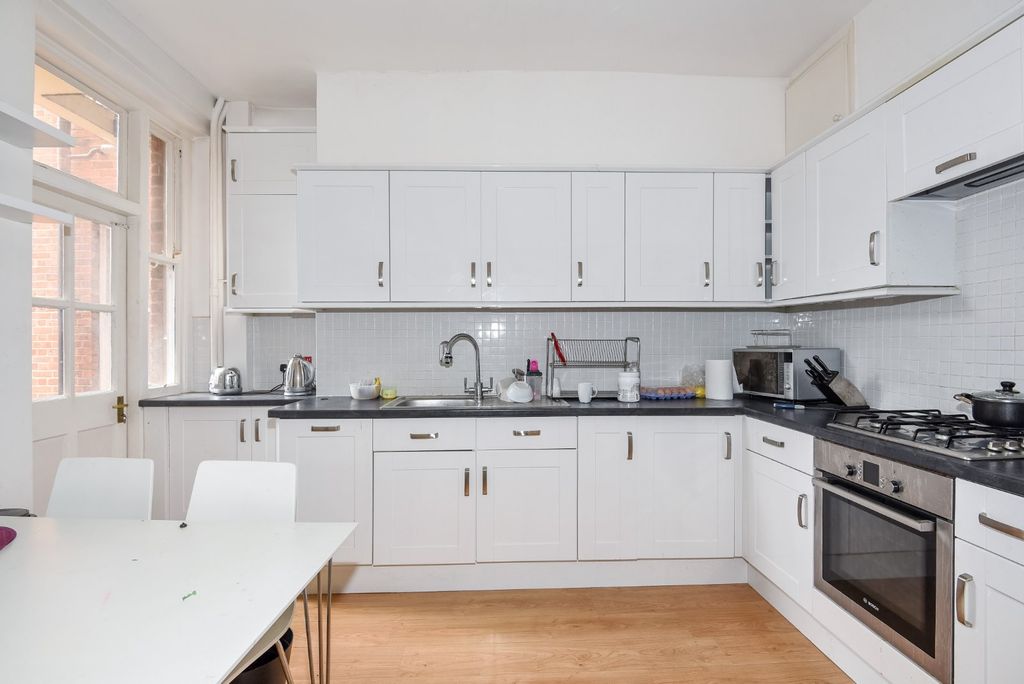 Property photo 2 of 6 Kitchen