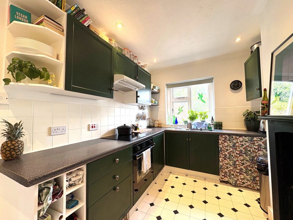 Property photo 1 of 7 Apartment, High Street, Hampton Hill Tw12