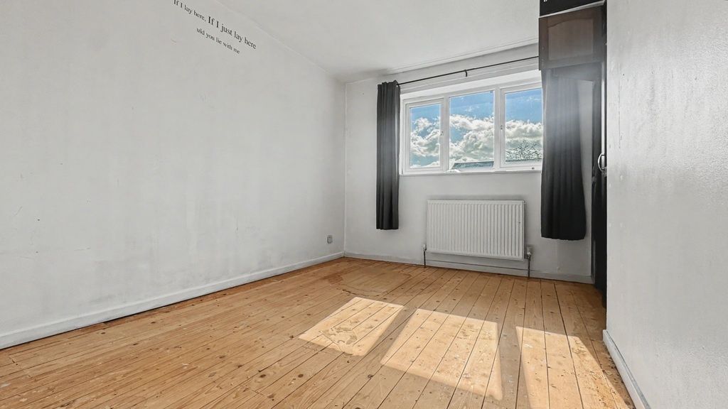 Property photo 2 of 9 Bright Double Bedroom With Natural Wood Floors...