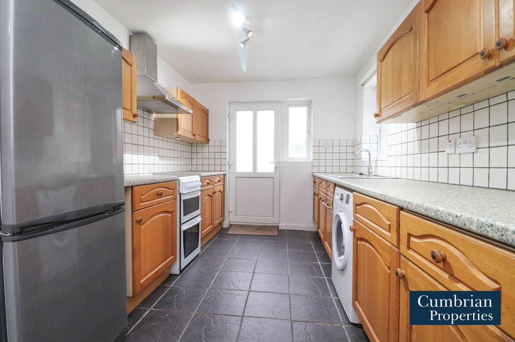 Property photo 2 of 11 Kitchen