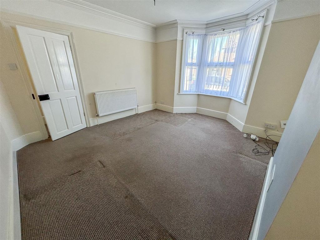 Property photo 2 of 24 Lounge