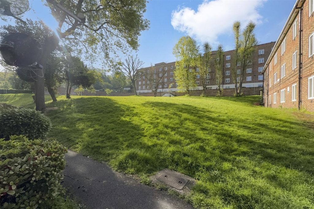 Property photo 2 of 11 Flat 16, Bromleigh Court - 6Mu1Yrpfwaenyy0M0m3R.Jp
