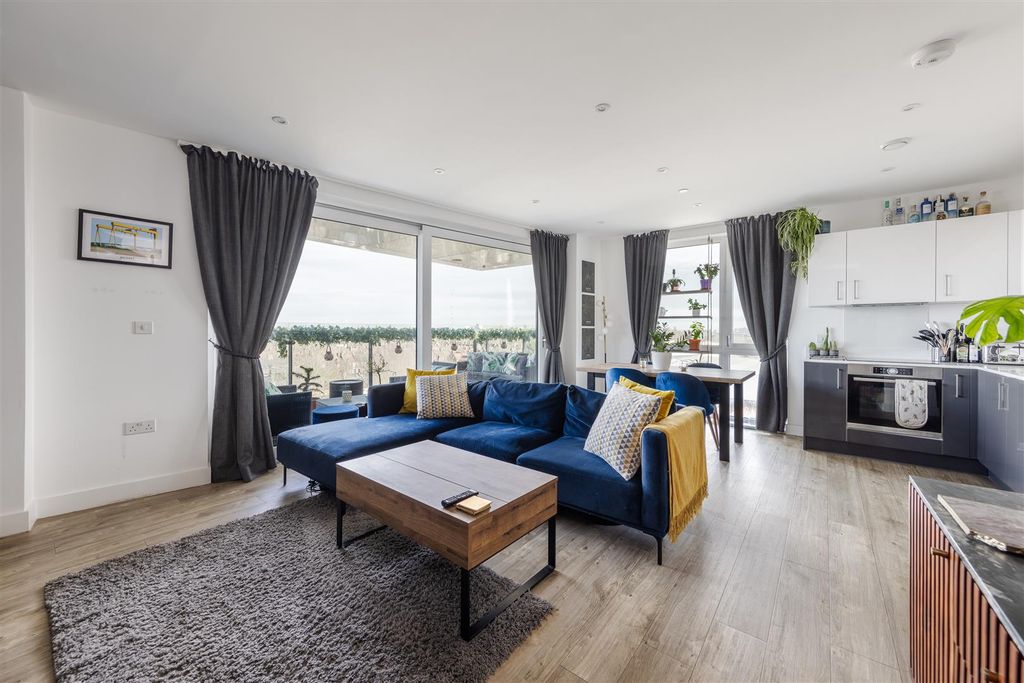 Property photo 2 of 18 Beck Square, E10