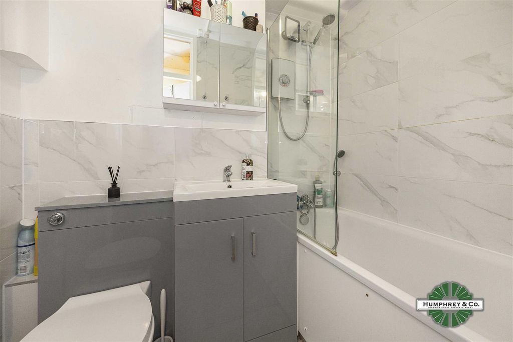 Property photo 2 of 14 Flat 43 Bath Court St. Luke's Estate, Bath Stree