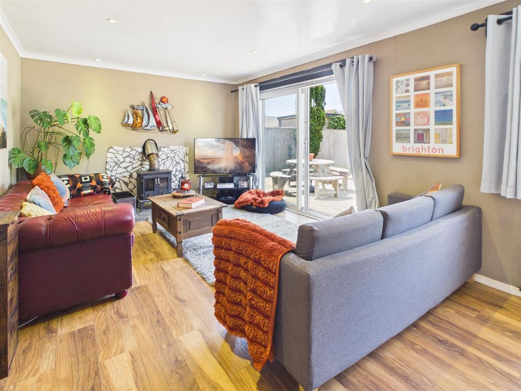 Property photo 3 of 18 Lounge .Jpg