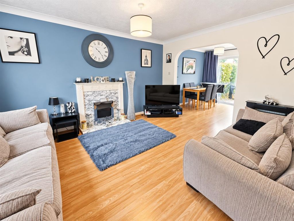 Property photo 2 of 11 2 Sinclair Close (7).Png