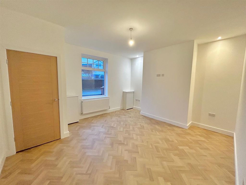 Property photo 2 of 11 Lounge.Jpg