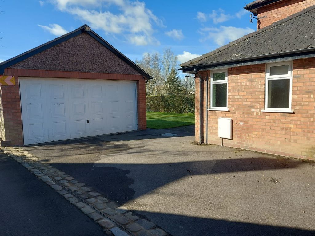 Property photo 2 of 20 Garage