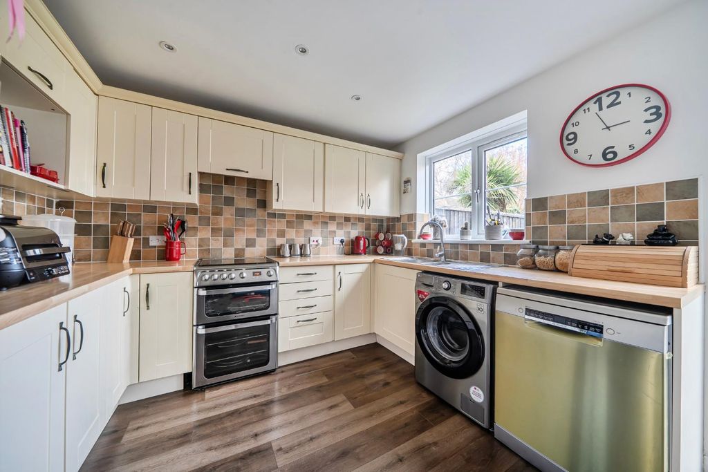 Property photo 2 of 18 1435260-11-69cc01Bcb5B78.Jpg