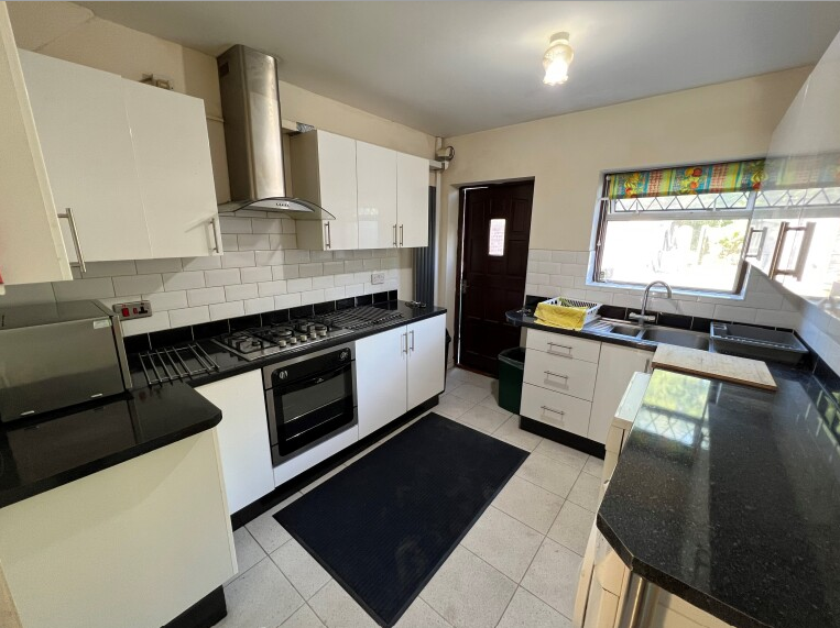 Property photo 1 of 4 Kitchen