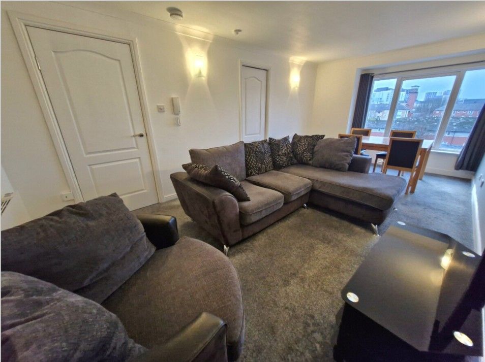 Property photo 3 of 8 Lounge