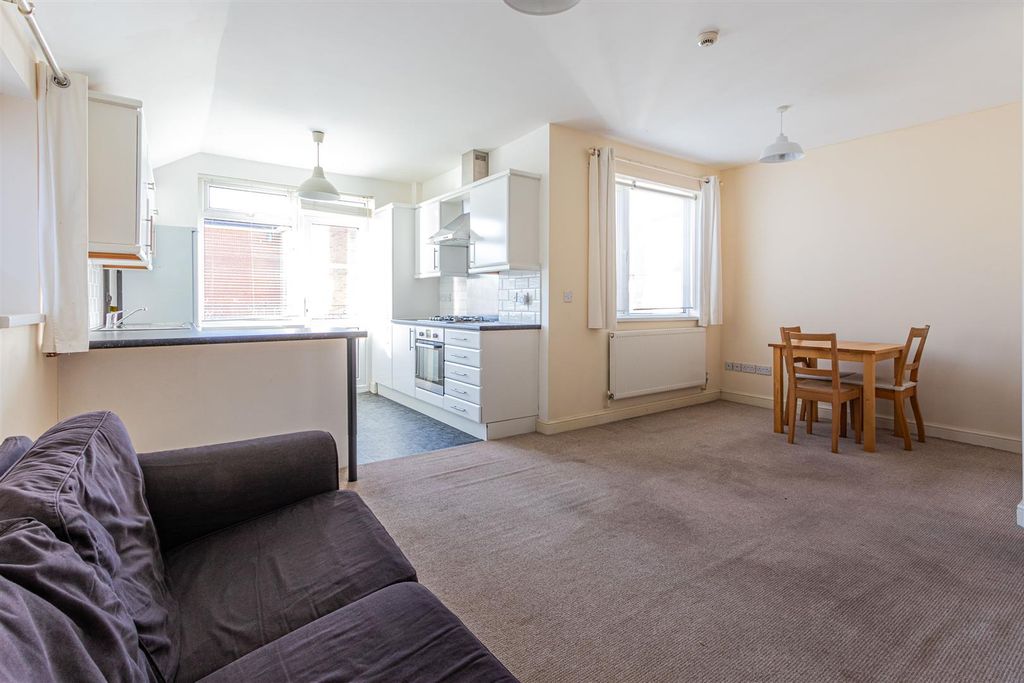 Property photo 3 of 10 Station Road 75, 3A-8.Jpg