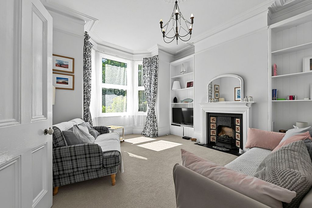 Property photo 2 of 18 40_Bembridge_Crescent_New-Small_2
