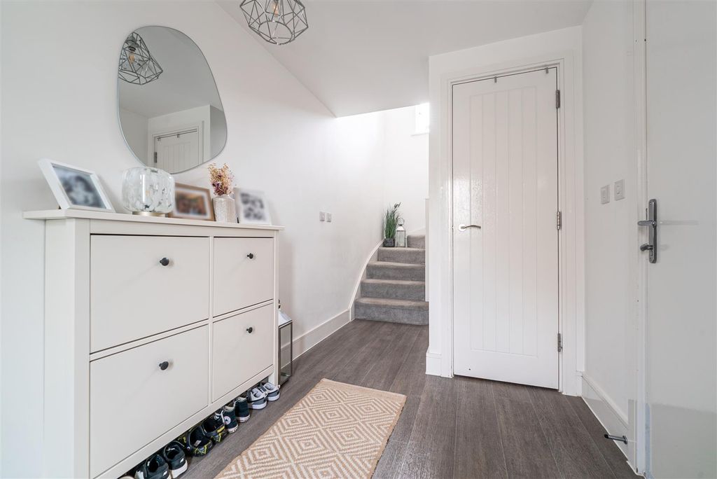 Property photo 3 of 13 Entrance Hall