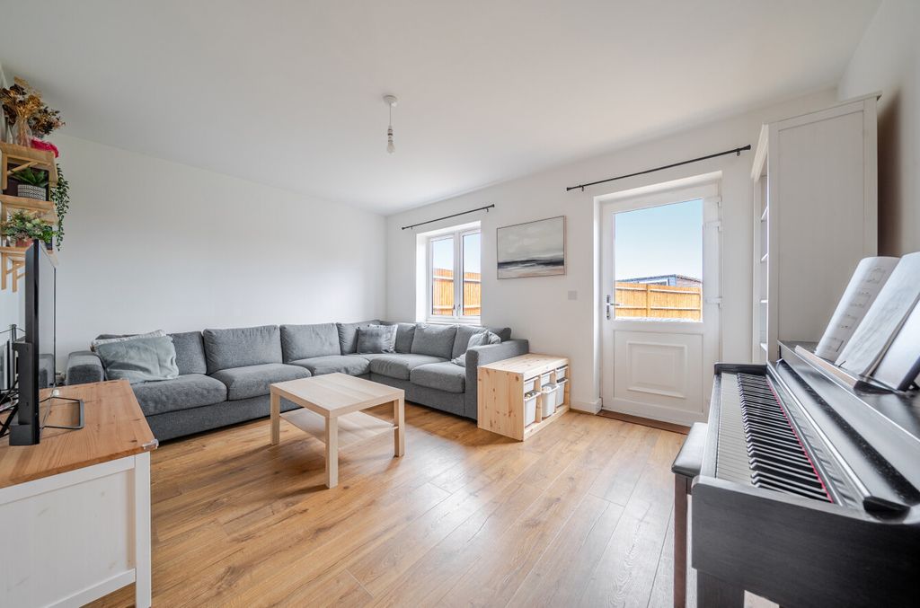 Property photo 2 of 10 1411365-3-698Caa5...