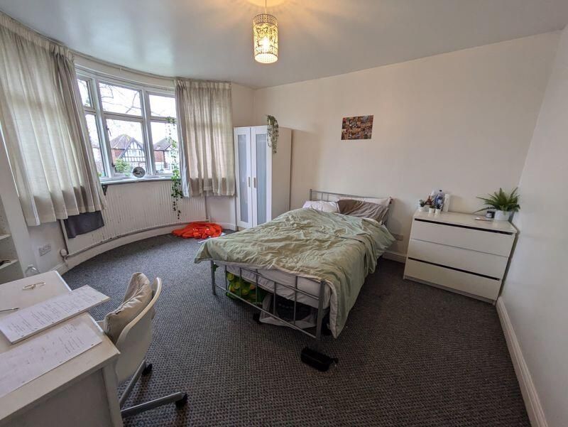 Property photo 1 of 11 Bright, Well-Presented Bedroom With A Large Bay Wi...