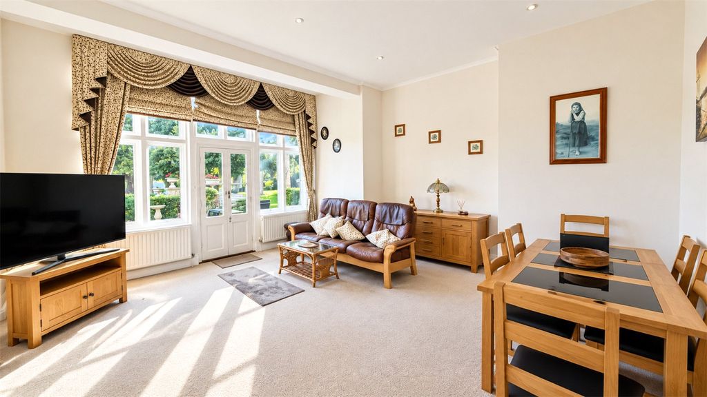 Property photo 3 of 12 Picture No. 02
