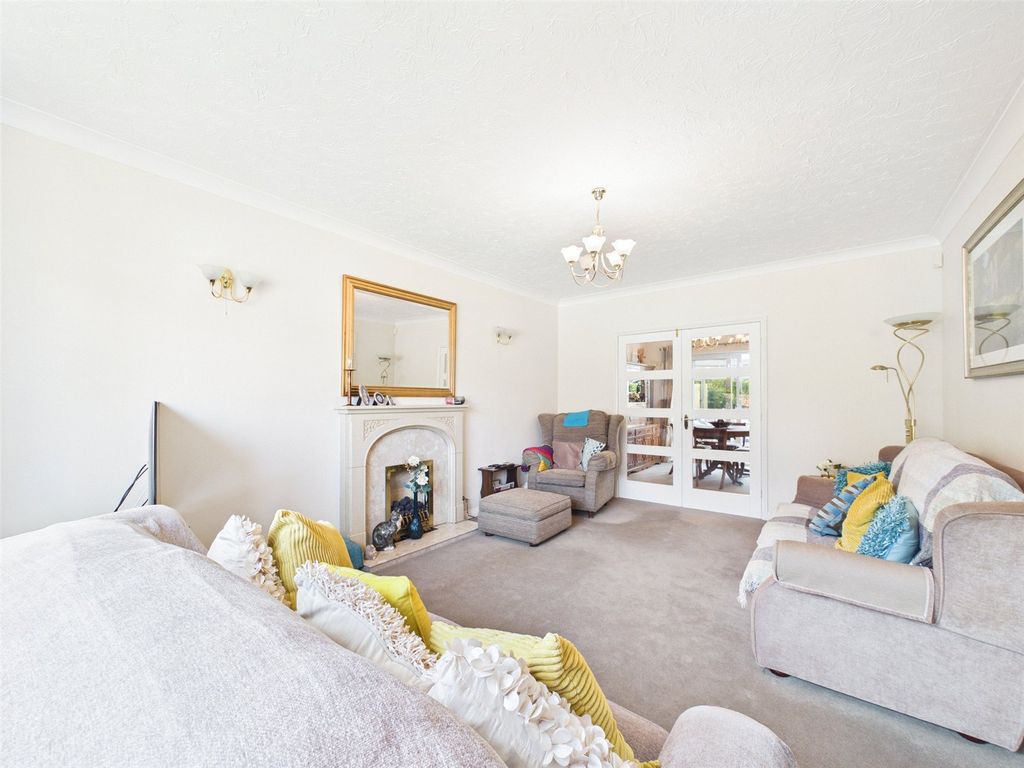 Property photo 3 of 19 Living Room